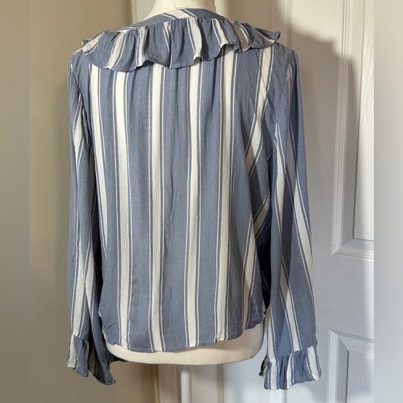 American Eagle top. - Picture 2 of 9